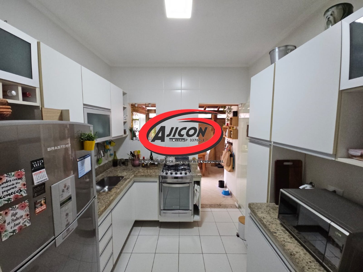 Apartamento Térreo com 2 Dormitórios, Sendo 1 Suíte, no Centro de Ubatuba/SP