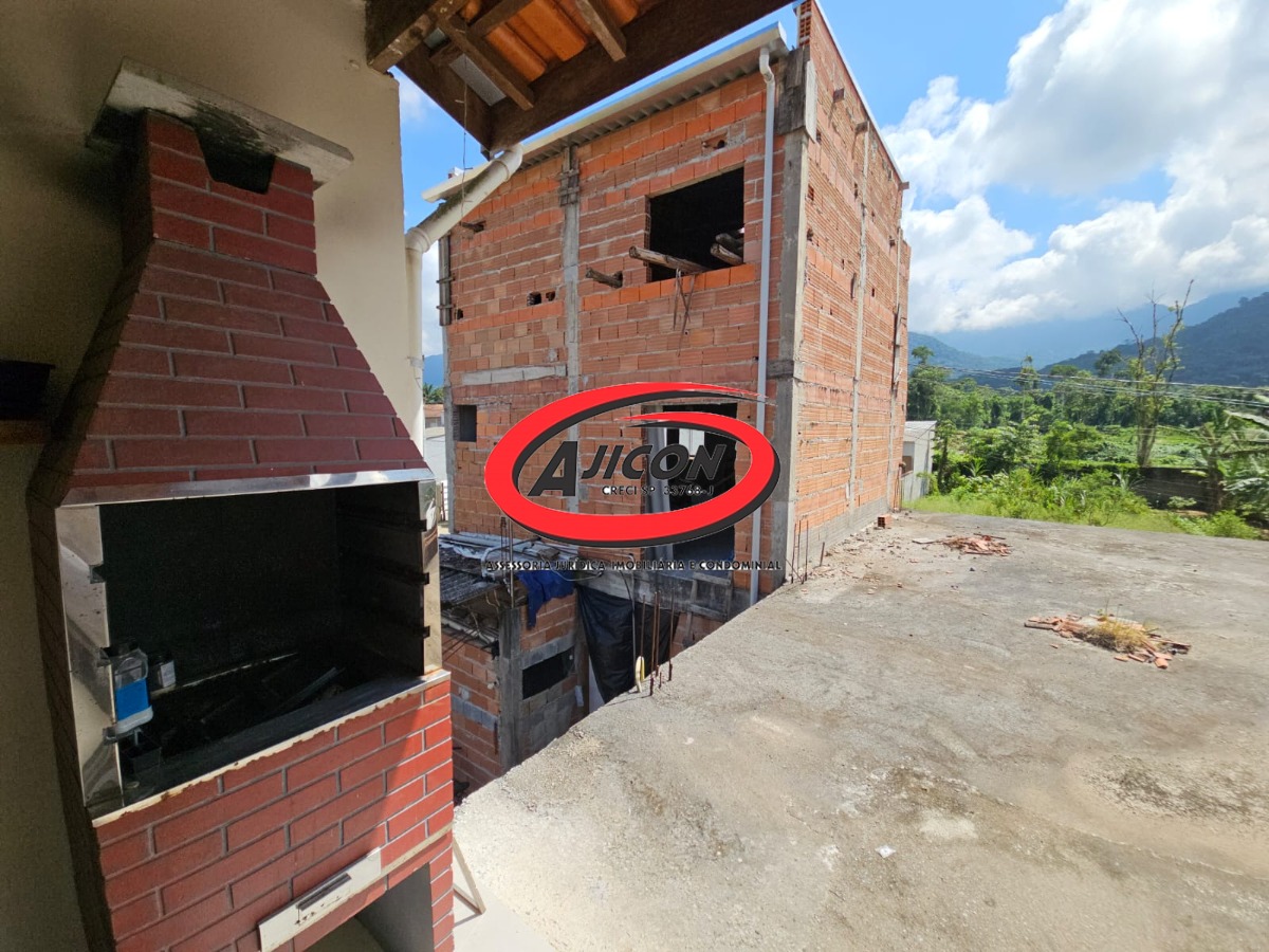 Casa c/ 02 Dormitórios, Sendo 1 Suíte + Galpão Embaixo no Bairro Taquaral, em Ubatuba/SP