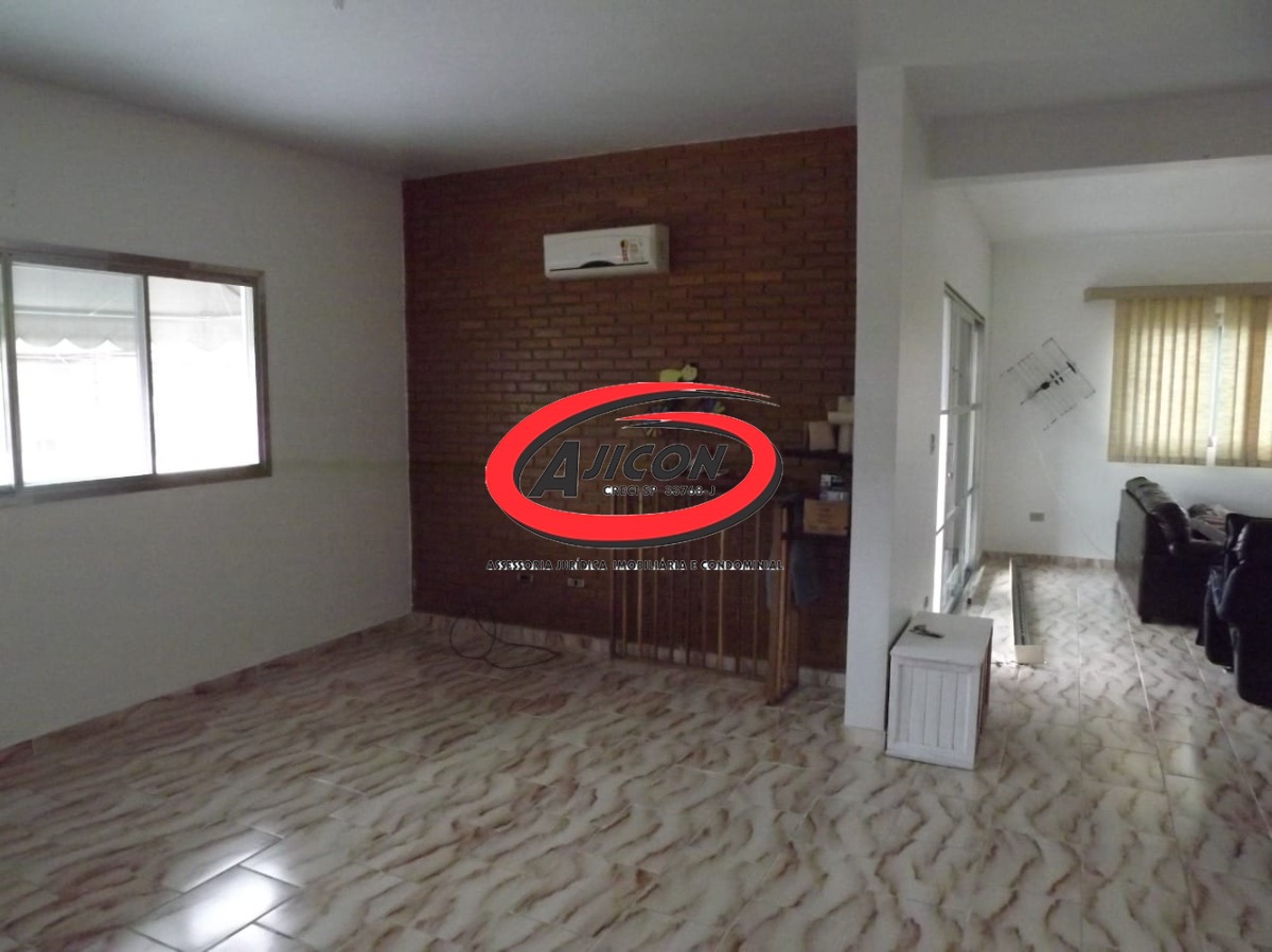 Casa Piso Superior + Quitinetes no Térreo à Venda no Bairro Silop, em Ubatuba/SP