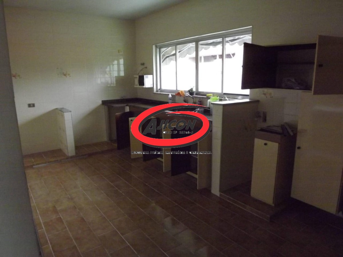 Casa Piso Superior + Quitinetes no Térreo à Venda no Bairro Silop, em Ubatuba/SP
