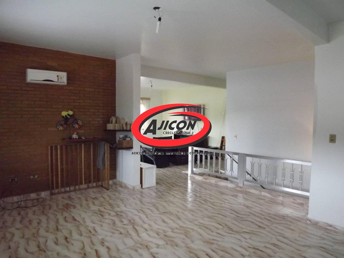 Casa Piso Superior + Quitinetes no Térreo à Venda no Bairro Silop, em Ubatuba/SP