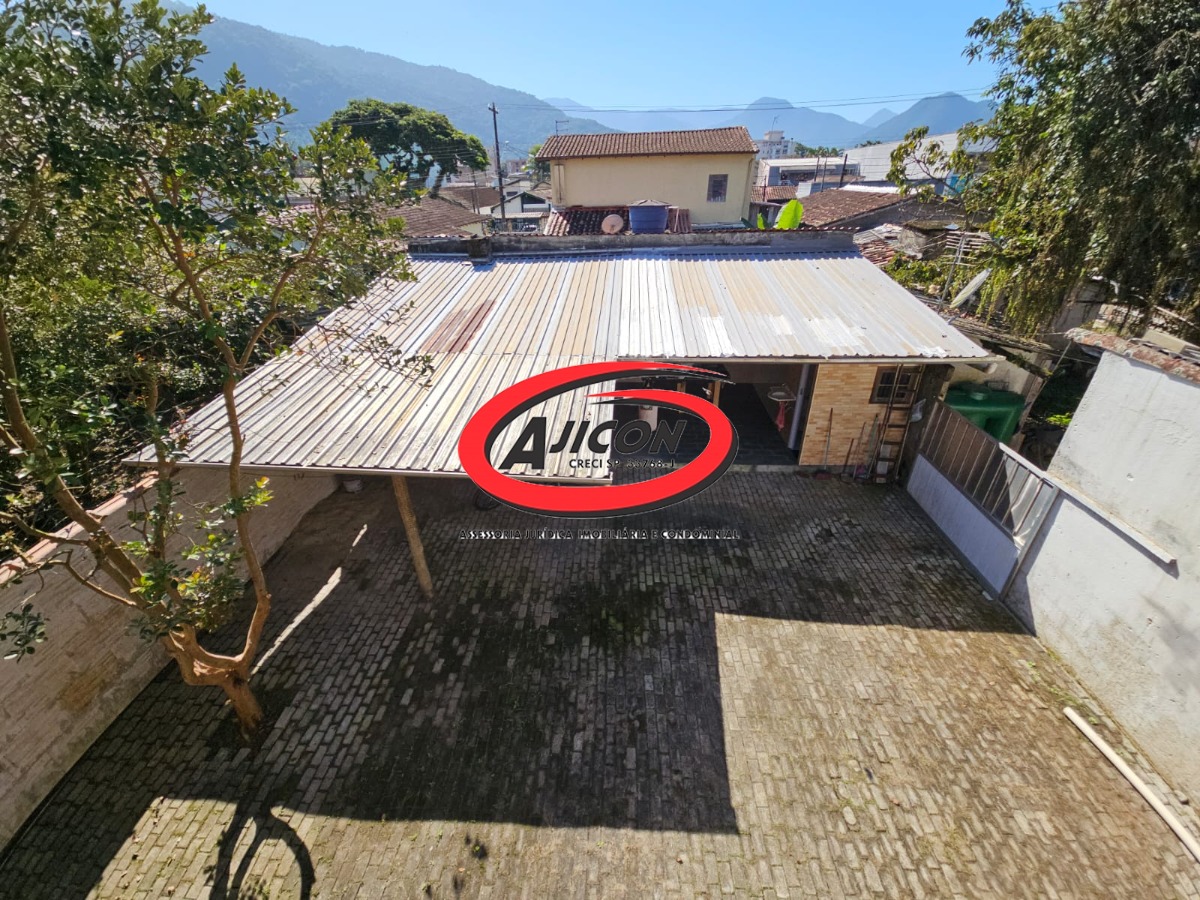 Sobrado com 2 Dormitórios e Área Gourmet para Locação Definitiva no Centro de Ubatuba/SP