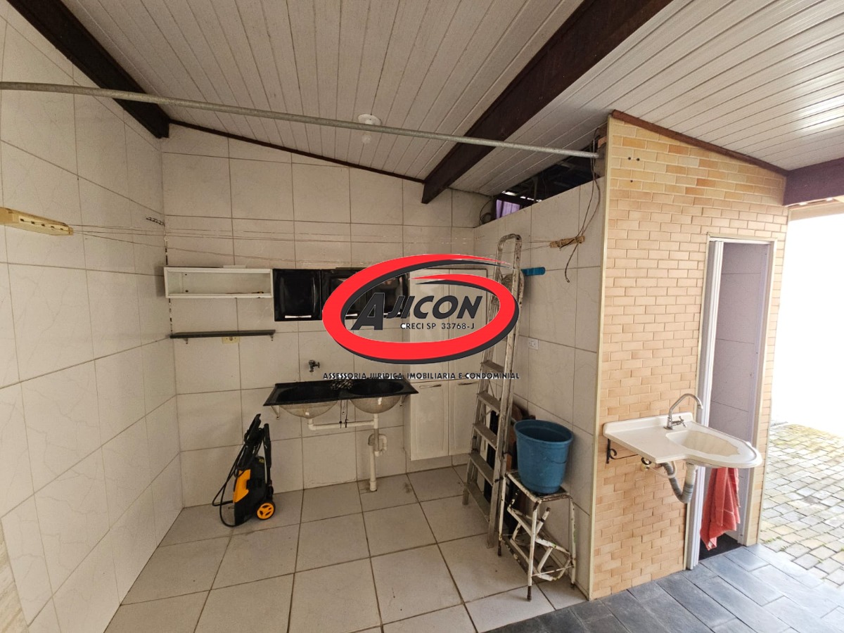 Sobrado com 2 Dormitórios e Área Gourmet para Locação Definitiva no Centro de Ubatuba/SP