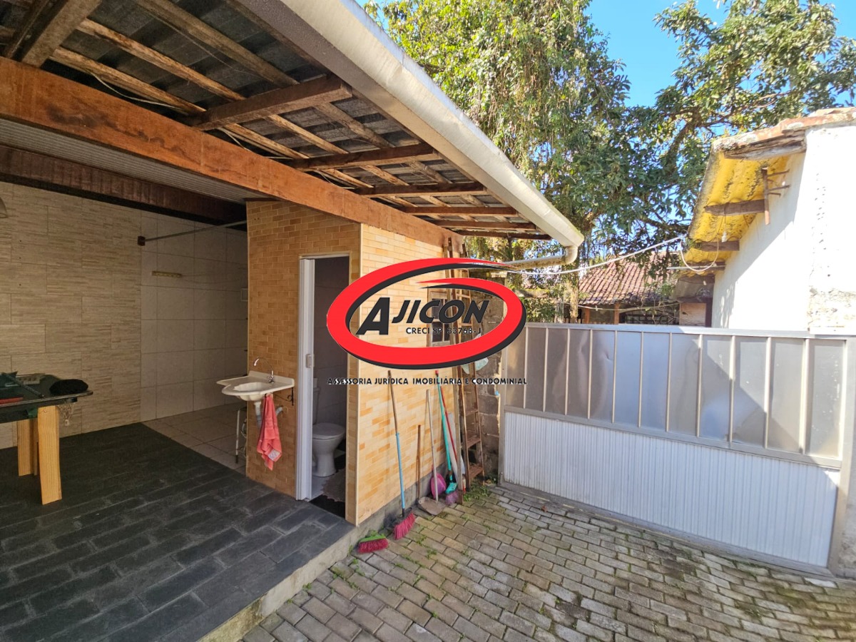 Sobrado com 2 Dormitórios e Área Gourmet para Locação Definitiva no Centro de Ubatuba/SP