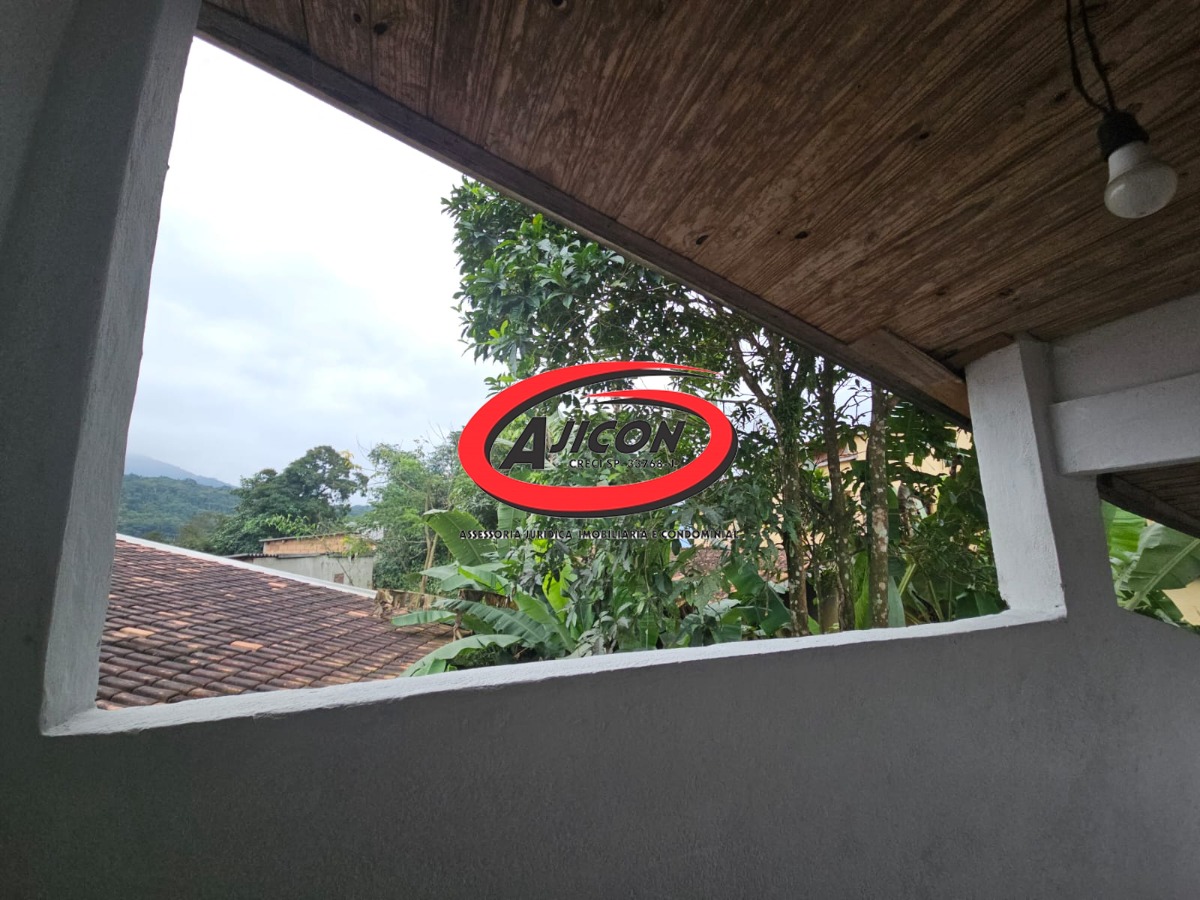 Casa com 04 Dormitórios, Churrasqueira e Espaçoso Quintal no Bairro Ipiranguinha em Ubatuba/SP