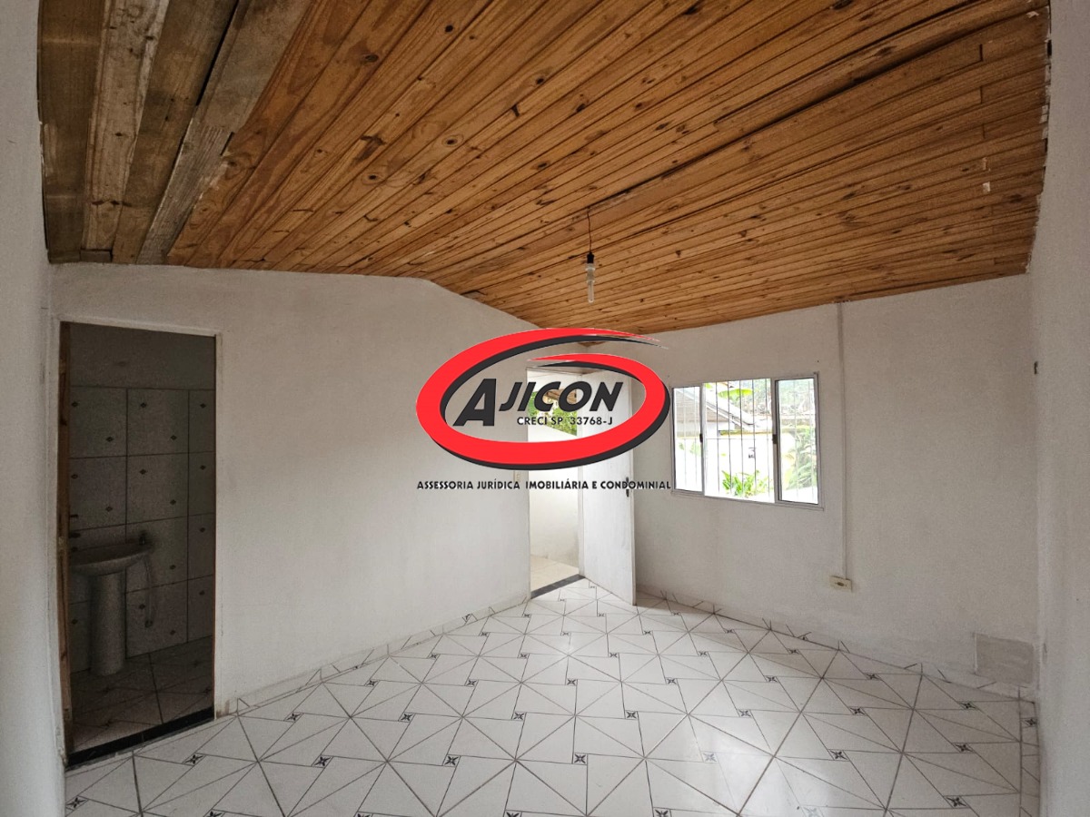 Casa com 04 Dormitórios, Churrasqueira e Espaçoso Quintal no Bairro Ipiranguinha em Ubatuba/SP