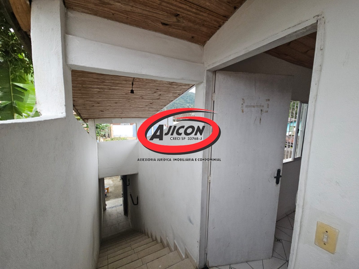 Casa com 04 Dormitórios, Churrasqueira e Espaçoso Quintal no Bairro Ipiranguinha em Ubatuba/SP