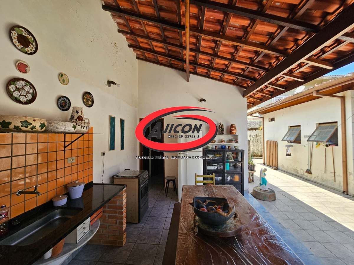 Casa com 03 Suítes + Edícula Próxima ao Projeto Tamar no Itaguá em Ubatuba/SP