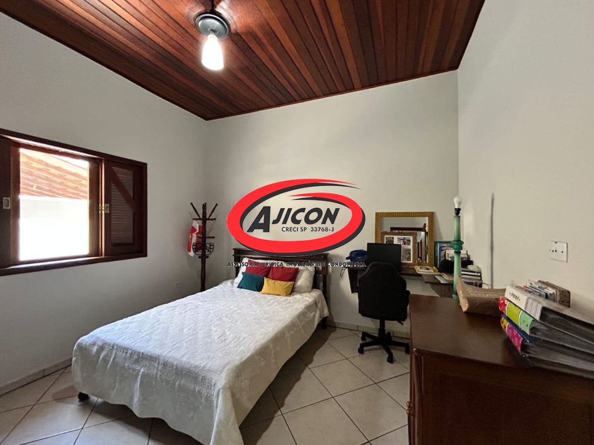 Casa com 03 Dormitórios, Mezanino e Piscina em Condomínio Fechado no Horto, em Ubatuba/SP
