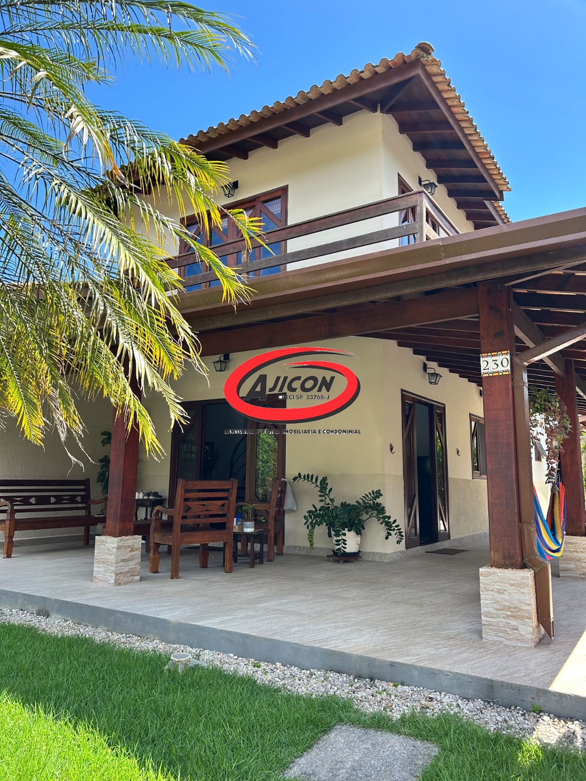 Casa com 03 Dormitórios, Mezanino e Piscina em Condomínio Fechado no Horto, em Ubatuba/SP