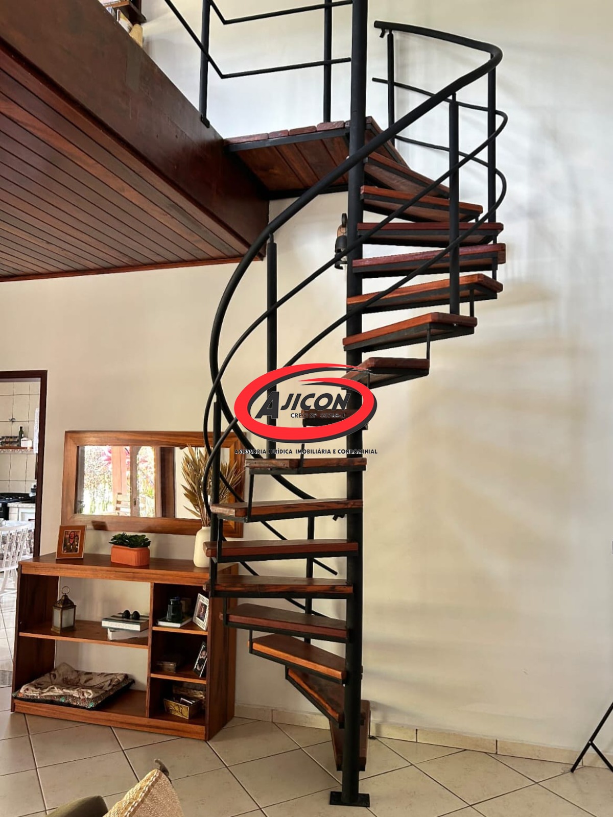 Casa com 03 Dormitórios, Mezanino e Piscina em Condomínio Fechado no Horto, em Ubatuba/SP