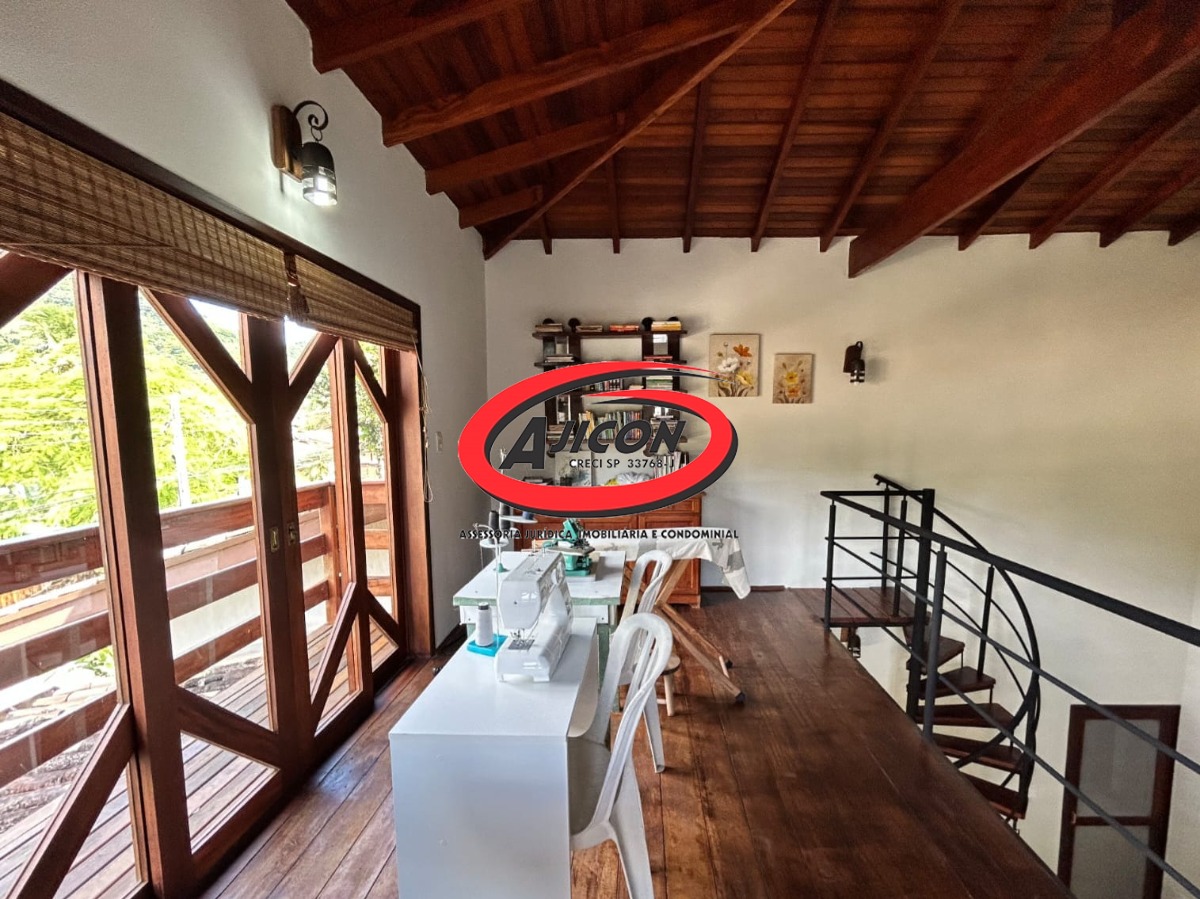 Casa com 03 Dormitórios, Mezanino e Piscina em Condomínio Fechado no Horto, em Ubatuba/SP