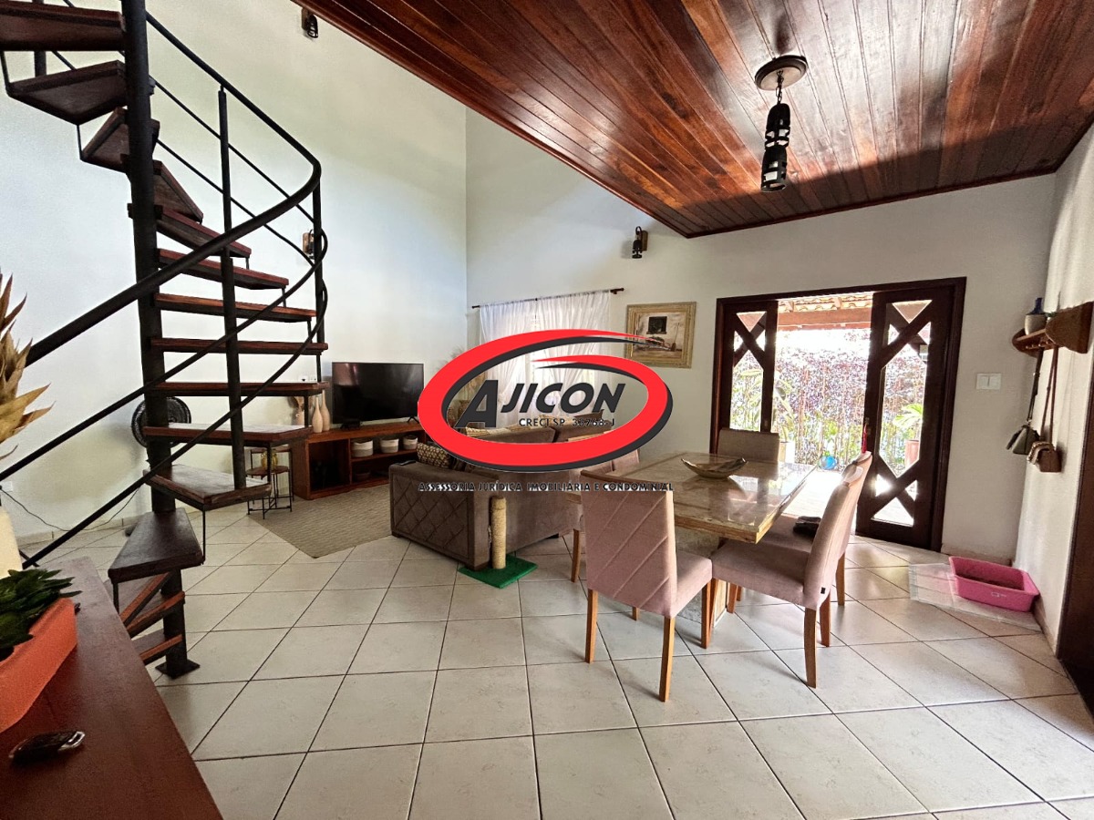 Casa com 03 Dormitórios, Mezanino e Piscina em Condomínio Fechado no Horto, em Ubatuba/SP