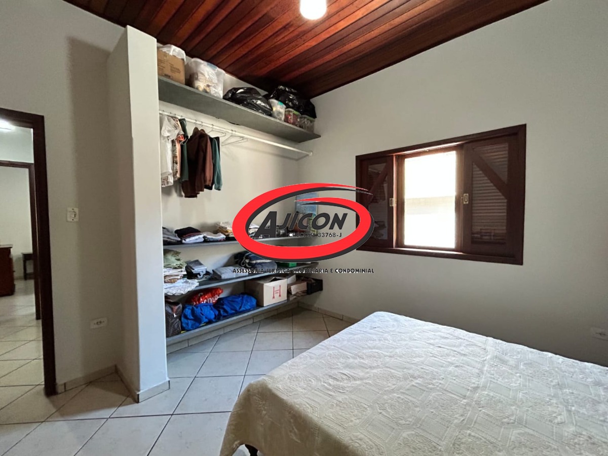Casa com 03 Dormitórios, Mezanino e Piscina em Condomínio Fechado no Horto, em Ubatuba/SP