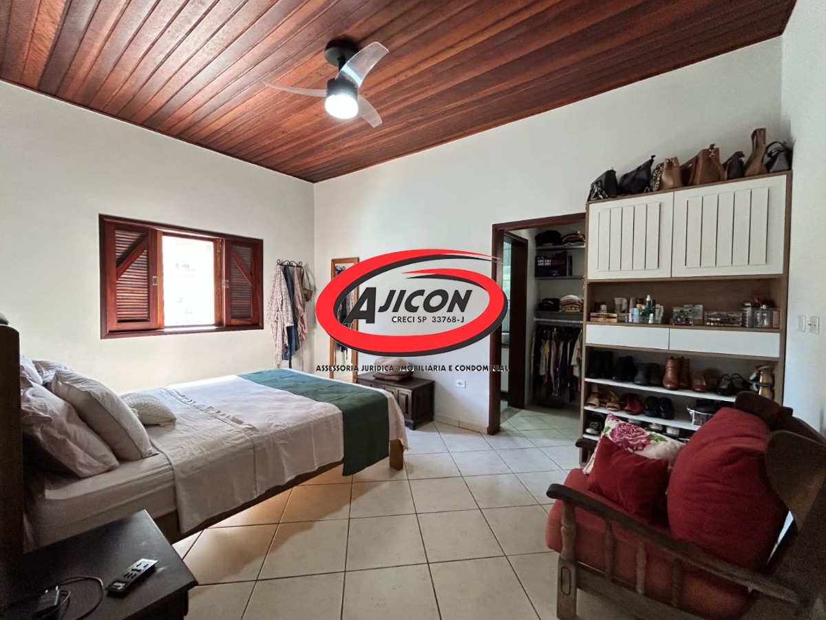Casa com 03 Dormitórios, Mezanino e Piscina em Condomínio Fechado no Horto, em Ubatuba/SP