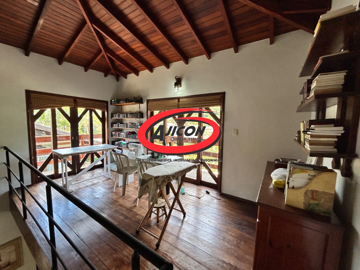 Casa com 03 Dormitórios, Mezanino e Piscina em Condomínio Fechado no Horto, em Ubatuba/SP