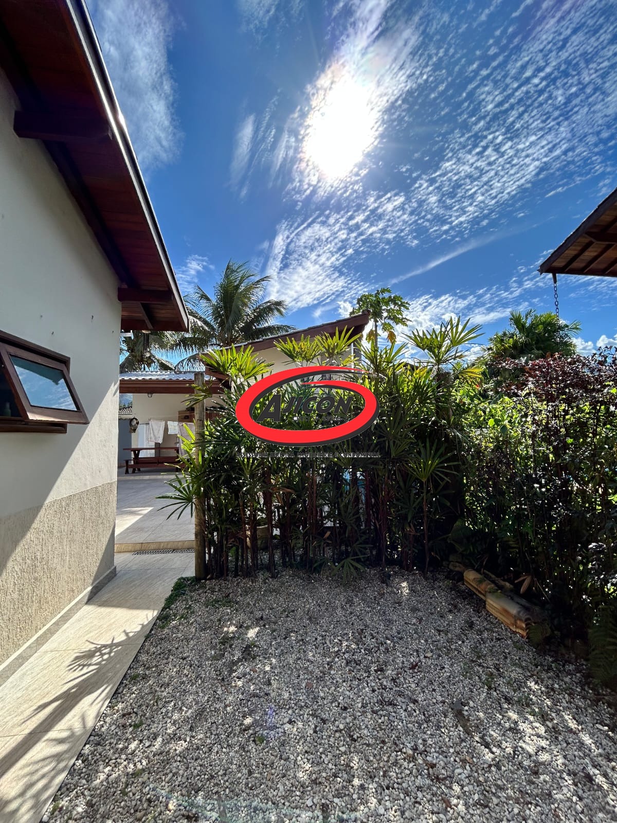Casa com 03 Dormitórios, Mezanino e Piscina em Condomínio Fechado no Horto, em Ubatuba/SP