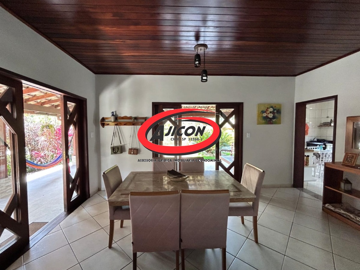 Casa com 03 Dormitórios, Mezanino e Piscina em Condomínio Fechado no Horto, em Ubatuba/SP