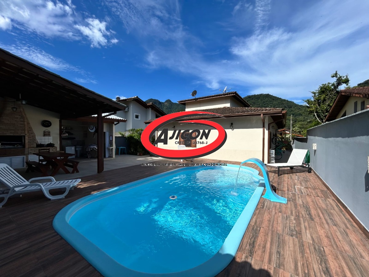 Casa com 03 Dormitórios, Mezanino e Piscina em Condomínio Fechado no Horto, em Ubatuba/SP