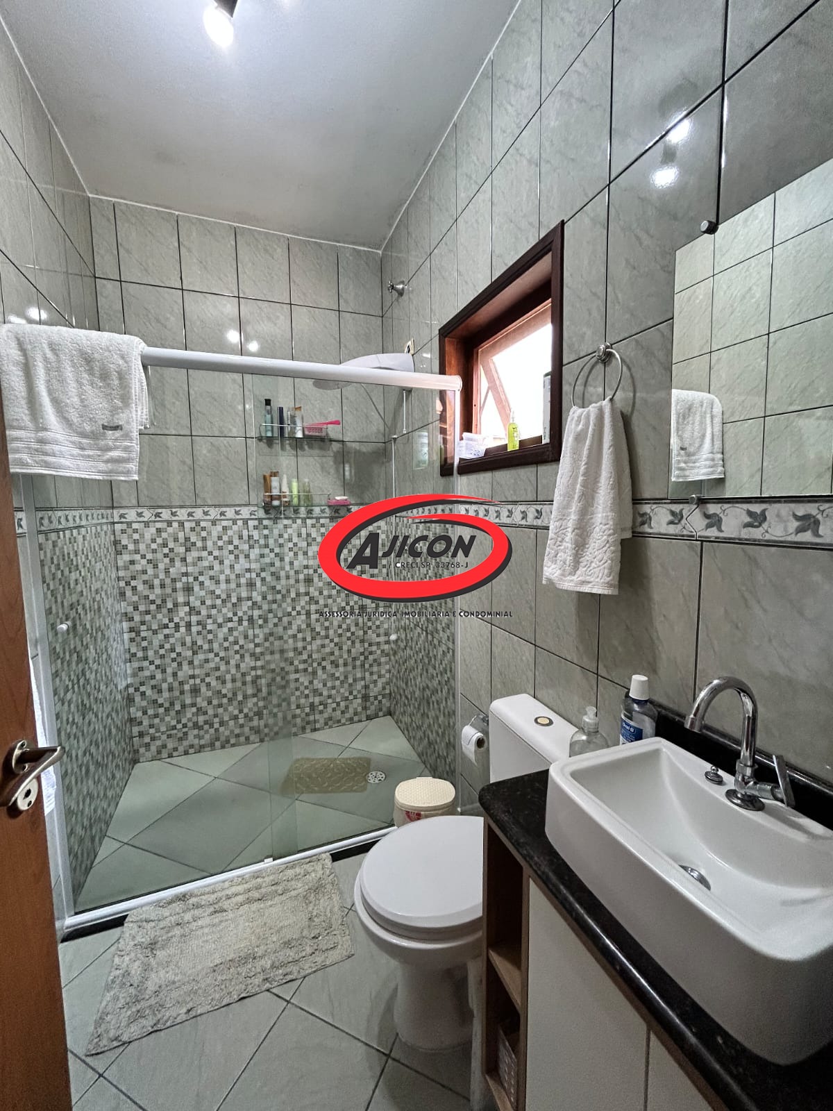 Casa com 03 Dormitórios, Mezanino e Piscina em Condomínio Fechado no Horto, em Ubatuba/SP