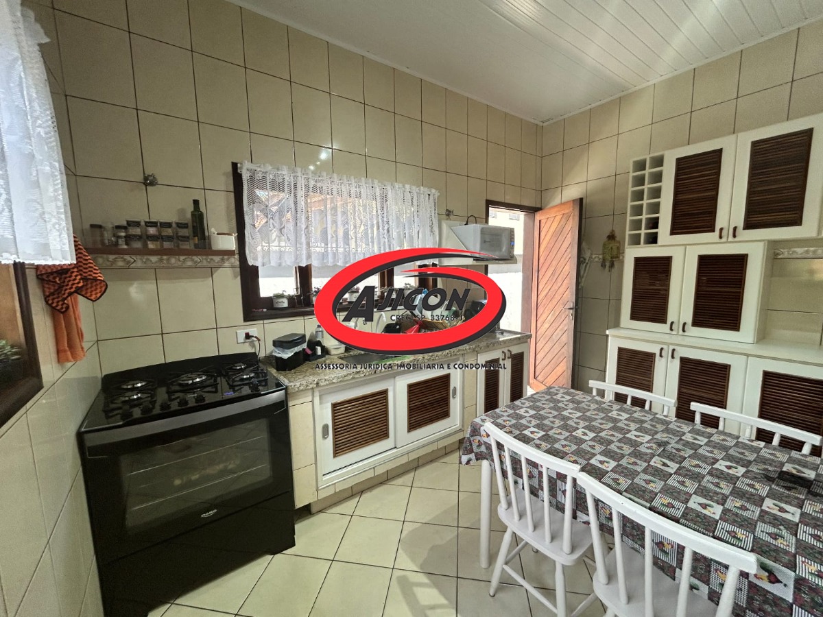 Casa com 03 Dormitórios, Mezanino e Piscina em Condomínio Fechado no Horto, em Ubatuba/SP