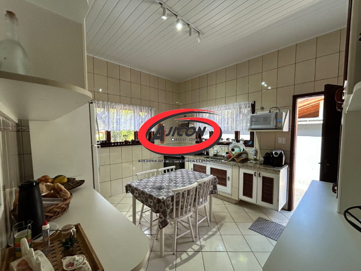 Casa com 03 Dormitórios, Mezanino e Piscina em Condomínio Fechado no Horto, em Ubatuba/SP